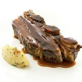 Asado de tira en cocción lenta y en su jugo, con un cremoso de papa, limón y almendras. Asado de tira en cocción lenta y en su jugo, con un cremoso de papa, limón y almendras.