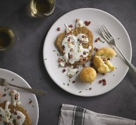 Milanesa con salsa de queso azul con bombas de papa Milanesa con salsa de queso azul con bombas de papa